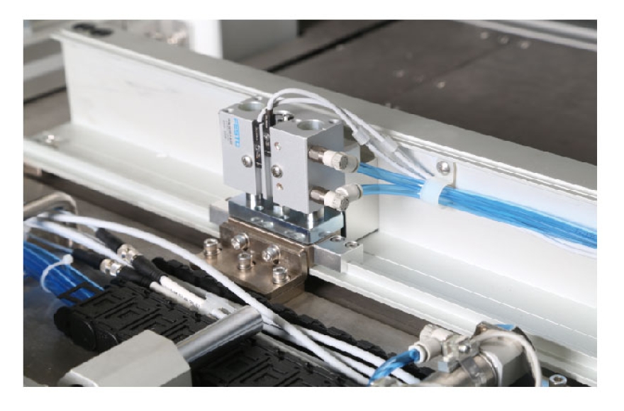 星空汽车天窗卷阳帘前边缝纫机