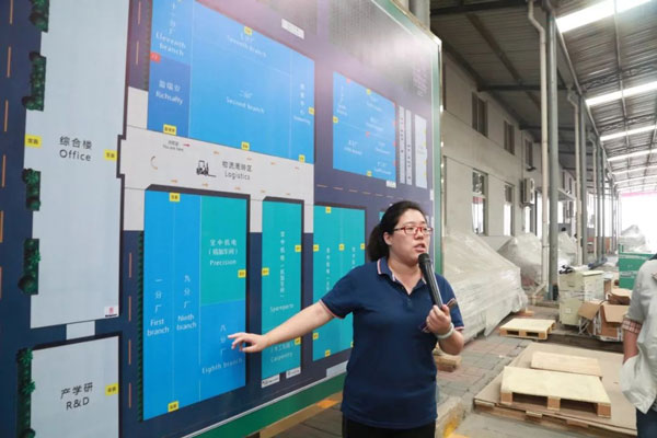 为天津财经大学的各位师生进行讲解 为天津财经大学的各位师生进行讲解