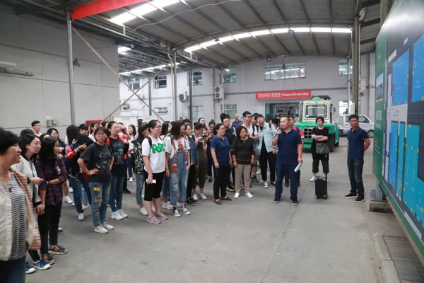 带领师生参观星空工厂 带领师生参观星空工厂