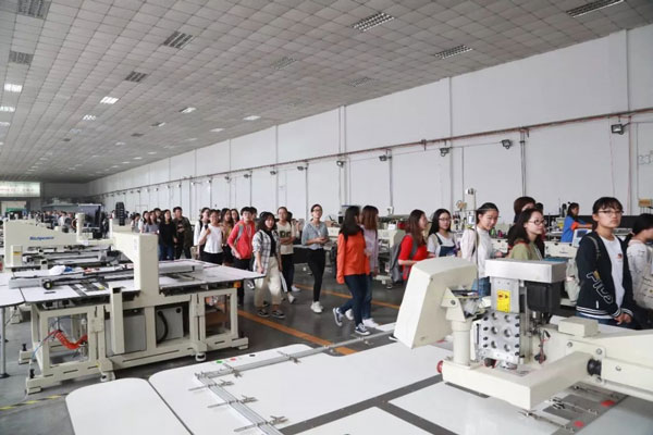 参观星空皮革缝纫机工作 参观星空皮革缝纫机工作