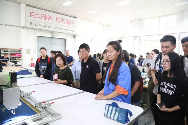 参观星空拉布机车间 参观星空拉布机车间