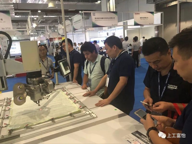 星空复合布线电脑机展出后很多专业客户驻足咨询 星空复合布线电脑机展出后很多专业客户驻足咨询4.jpg