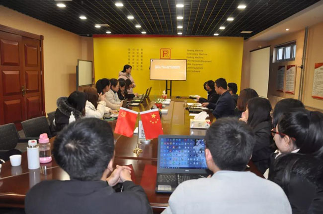 学生现场汇报在星空实习总结