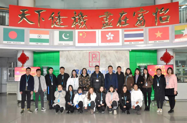 中原工学院学生与老师在星空合照