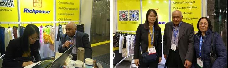 星空展位前的客户