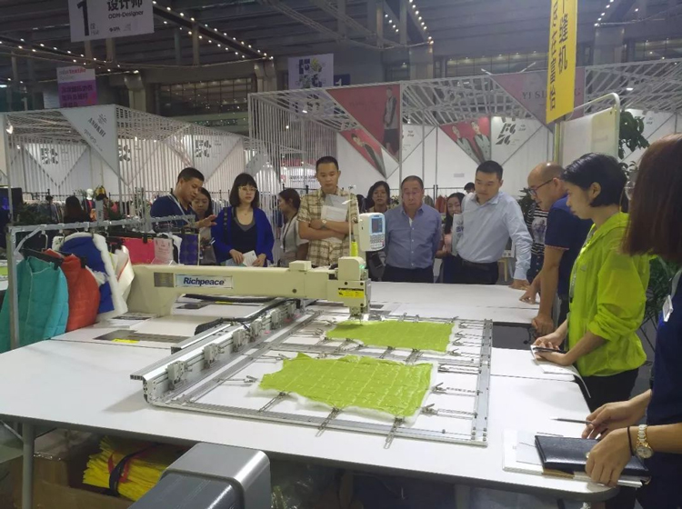 星空展机围满了参展商