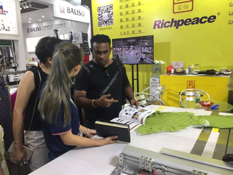 星空集团工作人员细心解答客户问题