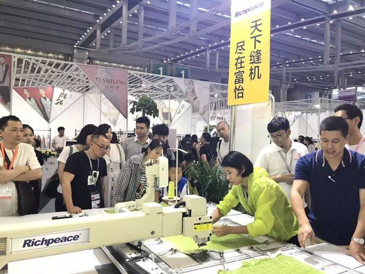 星空集团工作人员细心解答客户问题