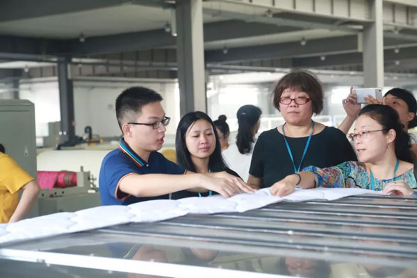 参观星空绣花机