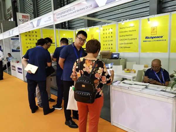 参观星空三合一电脑裁床