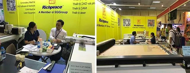 耐心向客户讲解星空展机