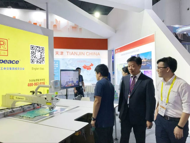 天津市副市长李树起到星空展位莅临指导