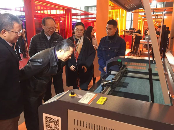 参观星空激光雕刻切割机