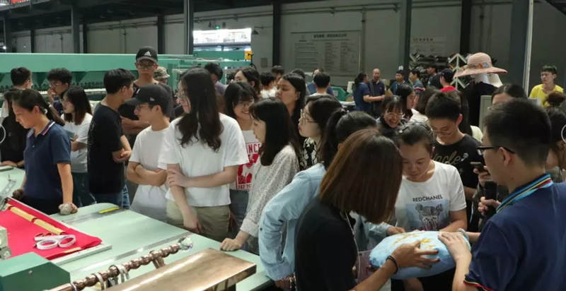 北京服装学院的师生围观上工星空机器3.jpg